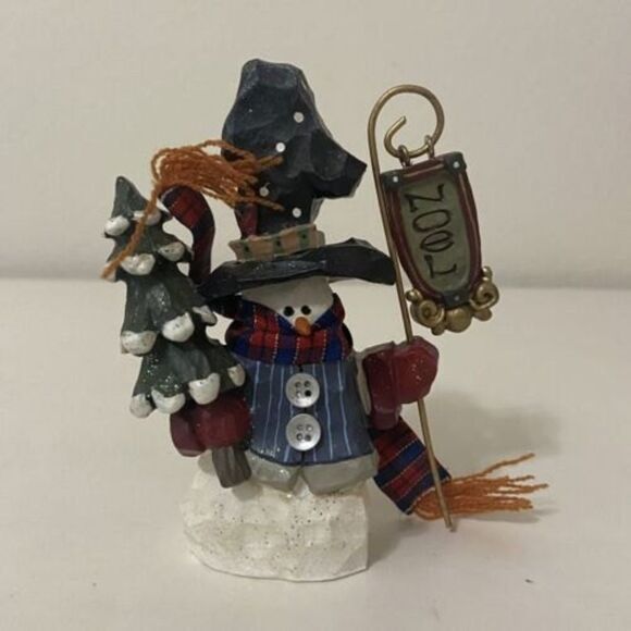 Kurt Adler Santa's World Snowtown Holiday Snowman Figurine with Noel Sign J8898 - Picture 2 of 10